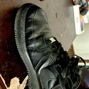 I’m selling Nike shoes because I can not fit them any more